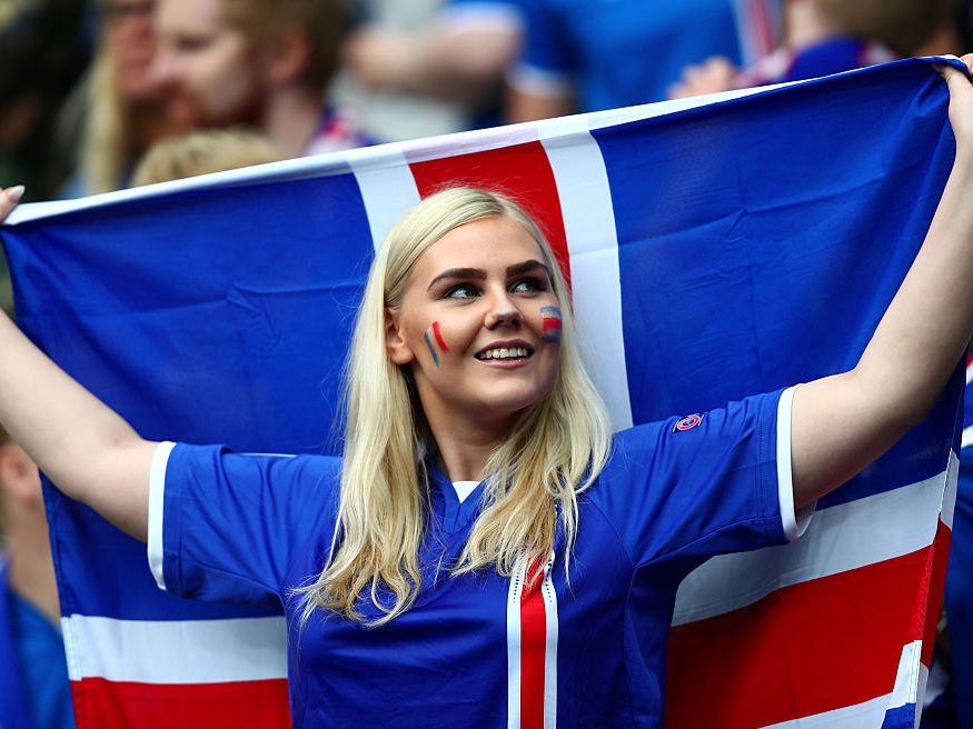 Resultado de imagem para ISLANDIA football fans girls